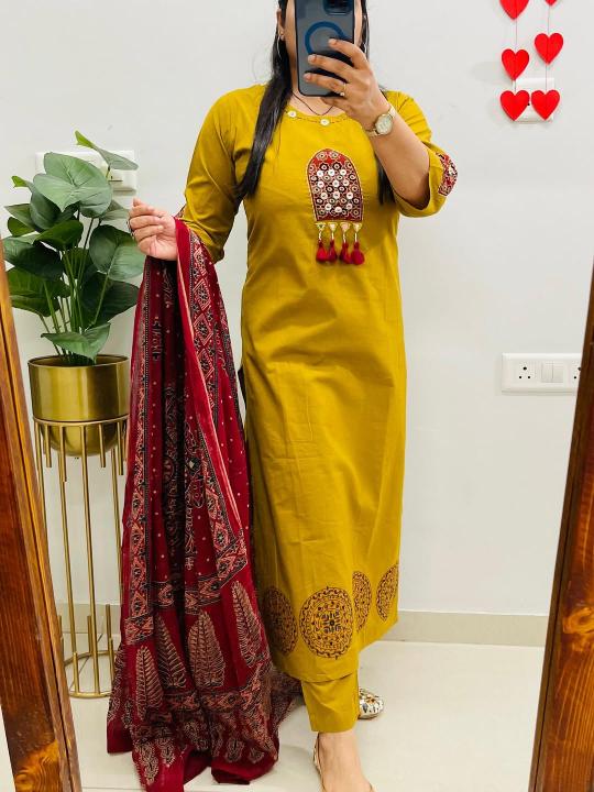 Nama’s Straight Kurta Pant Set with Traditional Dupatta